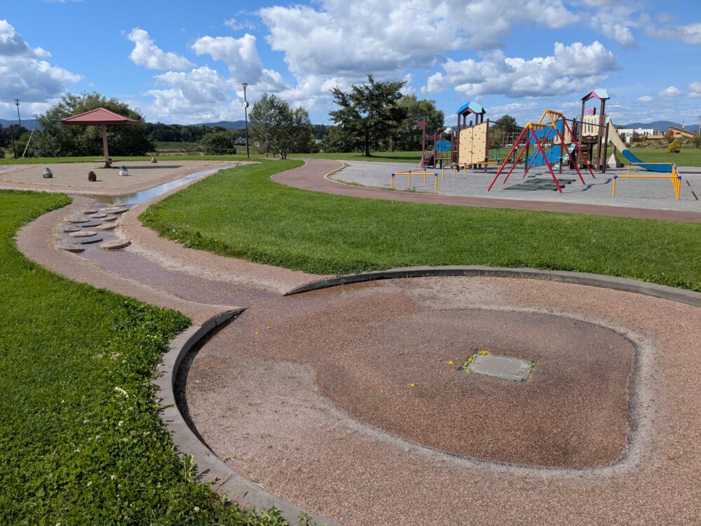 ひじり野西公園のせせらぎ水路と円形の徒渉池
