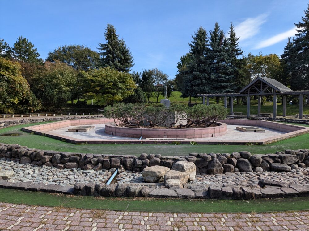 新富公園の水の広場。円形の遊水池と石組みのせせらぎで、水遊びは夏限定