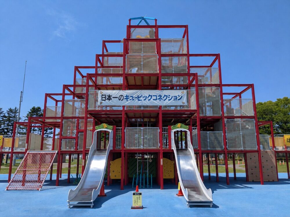 正面から見たキュービックコネクション大型遊具