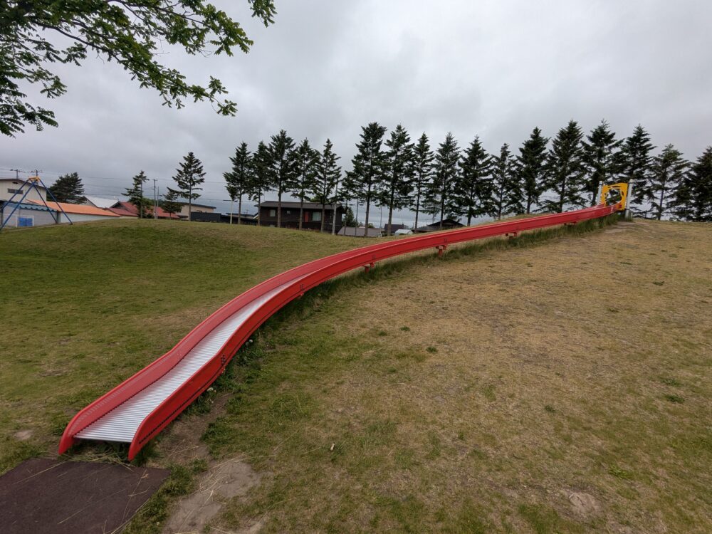 中札内鉄道記念公園 遊具で遊ぶ子どもの写真