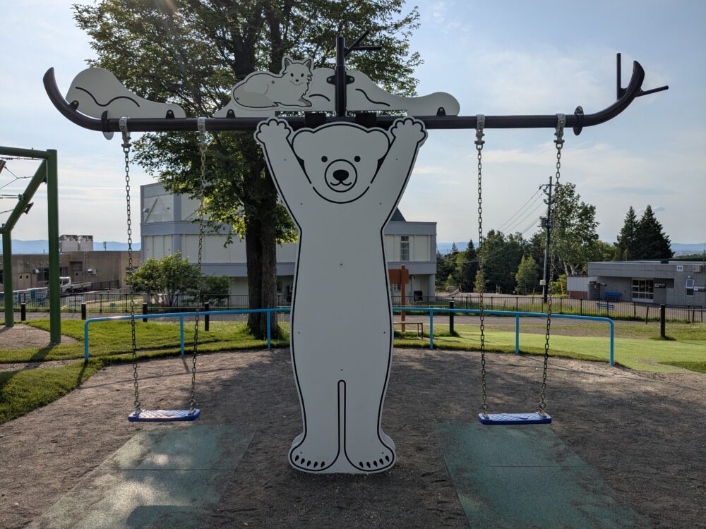 旭山動物園わくわく広場のホッキョクグマのブランコ