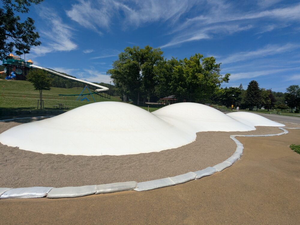 里見が丘公園 ふわふわドームとローラー滑り台