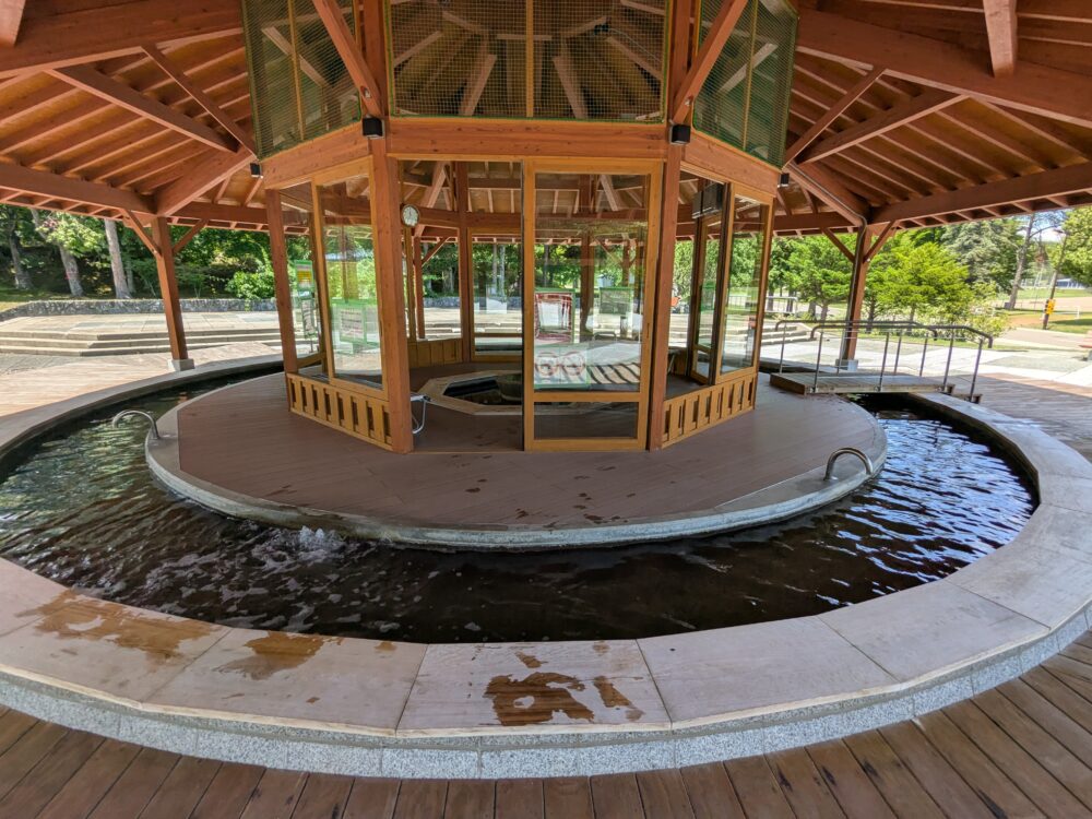 里見が丘公園 屋根付きのドーナツ型足湯