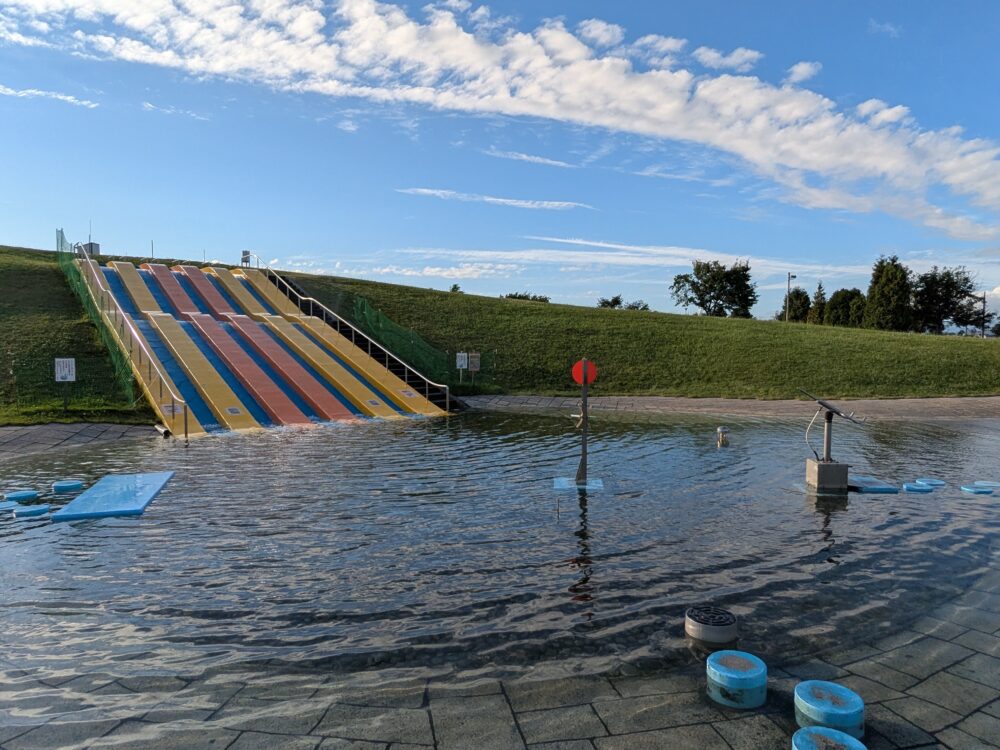 妹背牛遊水公園うららのワイドウェーブスライダーと浅い水遊び場