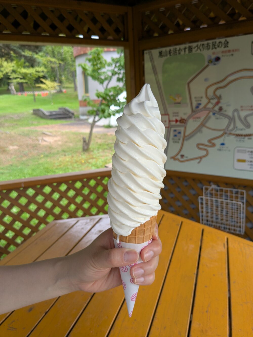 旭山公園売店の名物メガ盛りソフトクリーム