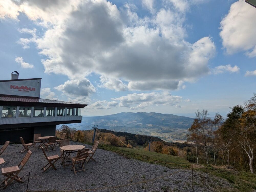 カムイスキーリンクスのゴンドラ山頂駅。テラス席の向こうに色づいた木々と山並みが広がる（2026年10月10日撮影）