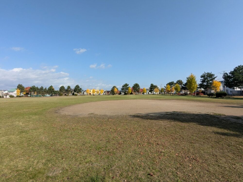 末広中央公園の広いグラウンド